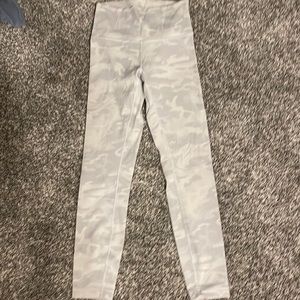 White Camo Lululemon Wunder under leggings size 6!